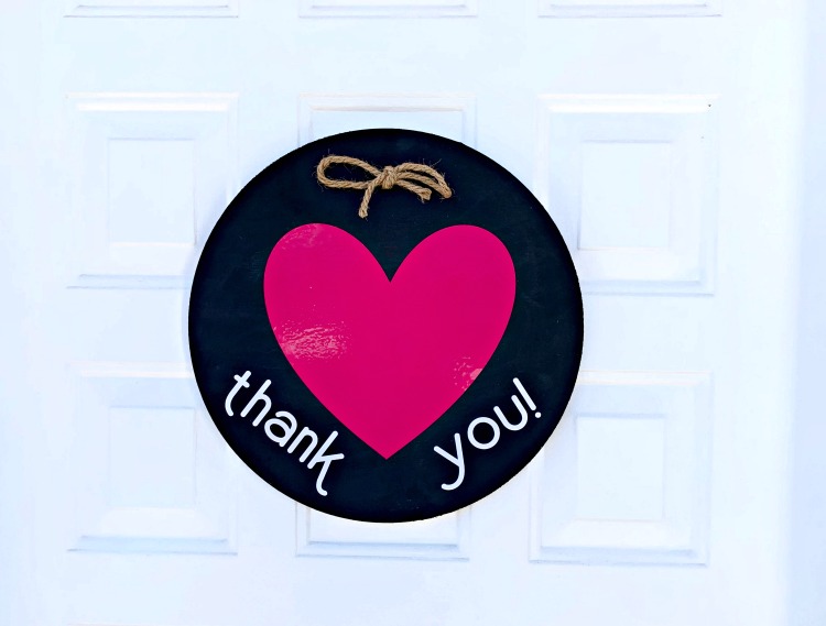 How to make an easy "Thank You" sign for Front Line Workers www.designinsidethebox.com