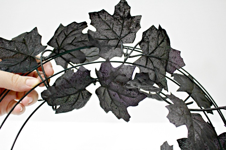 DIY Halloween Wreath! www.designinsidethebox.com