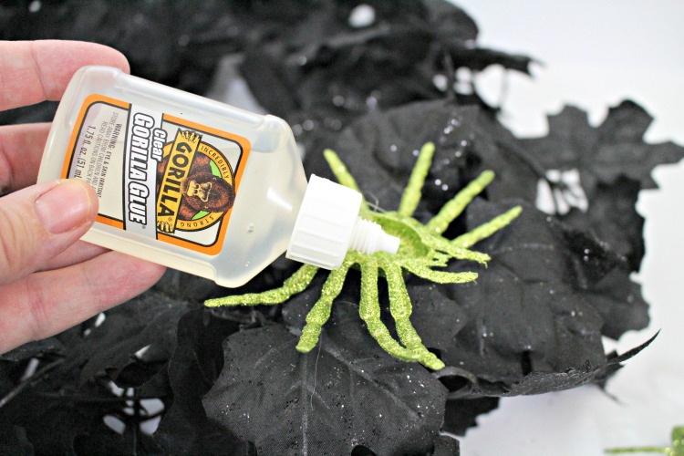 DIY Halloween Wreath! www.designinsidethebox.com