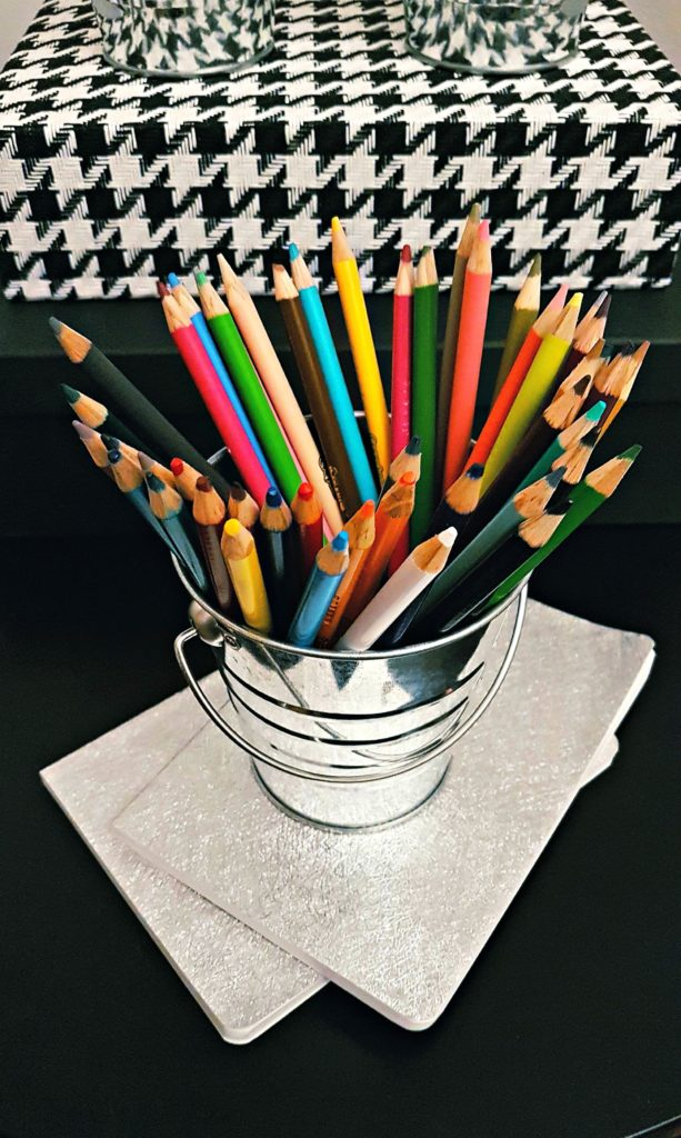 How to Organize a Small Art Station for Kids! www.designinsidethebox.com