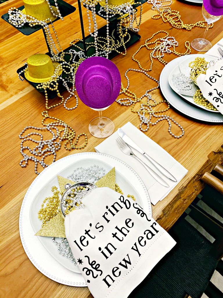 New Years Eve Napkins (and 5 Reasons why I love my Cricut Explore Air2!) www.designinsidethebox.com