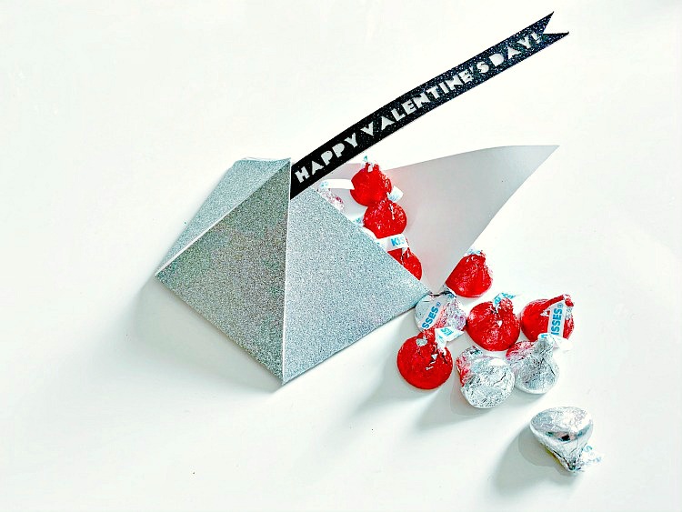 DIY Hershey Kiss Favor Box with my Cricut Explore Air2! www.designinsidethebox.com